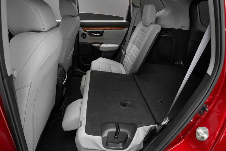 CR-V Hybrid có 3 chế độ lái gồm ECO, Sport và EV. Xe sở hữu bàn sạc điện thoại không dây, điều chỉnh giao diện của cụm đồng hồ, thêm thông tin về động cơ, màn hình cảm ứng 7 inch tương thích Apple CarPlay và Android Auto, hệ thống định vị... Ngoài ra xe còn sở hữu khởi động động cơ từ xa, điều hòa nhiệt độ 2 vùng khí hậu, cổng sạc USB ở hàng ghế sau, sưởi và chỉnh điện ghế trước...