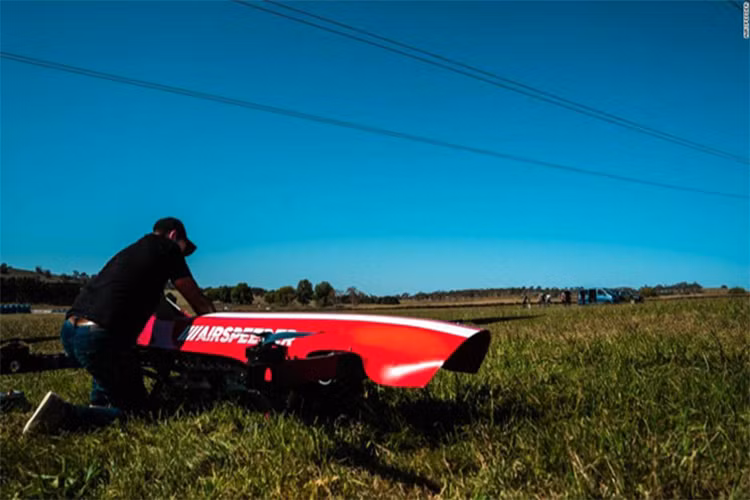 Để đảm bảo an toàn, Airspeeder cũng sẽ được trang bị những cảm biến để ngăn va chạm cùng hệ thống túi khí nhằm bảo vệ phi công.