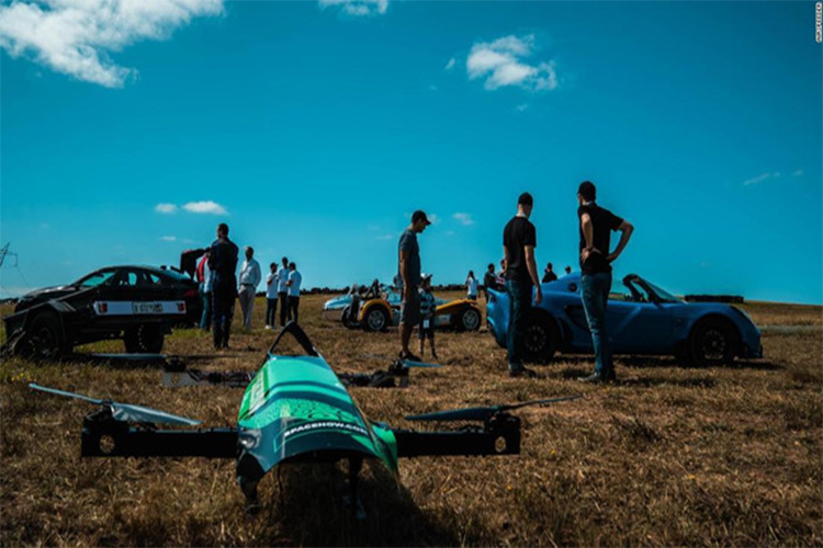 "Chúng tôi đã lên ý tưởng kết hợp một chiếc xe đua F1 với một chiếc drone để biến nó trở nên khác biệt và chưa từng có trước đây", Pearson trả lời CNN.