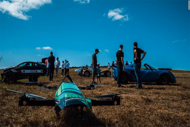 "Chúng tôi đã lên ý tưởng kết hợp một chiếc xe đua F1 với một chiếc drone để biến nó trở nên khác biệt và chưa từng có trước đây", Pearson trả lời CNN.