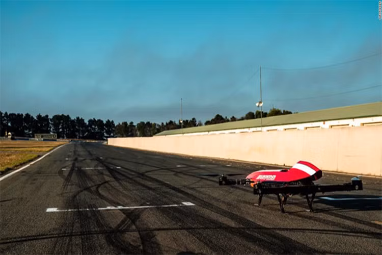 Nguồn năng lượng của Airspeeder đến từ những viên pin Lithium-ion và nó có thể đạt tốc độ trên 200 km/h.