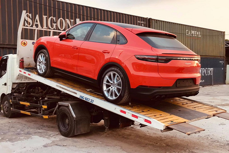 Sau 7 tháng chính thức ra mắt công chúng trên toàn thế giới, mẫu SUV lai Coupe hàng hot của xứ Stuttgart đã có mặt tại "Dải đất hình chữ S" và đè nặng sức ép lên các đối thủ vốn được coi là "chiếu dưới" như Audi Q8 hay BMW X6. Hiện tại, Porsche Cayenne Coupe 2020 đang được Porsche Việt Nam phân phố chính hãng với 2 phiên bản tiêu chuẩn và Turbo, đi kèm với đó là mức giá tương ứng 4,95 tỷ đồng và 9,35 tỷ đồng.