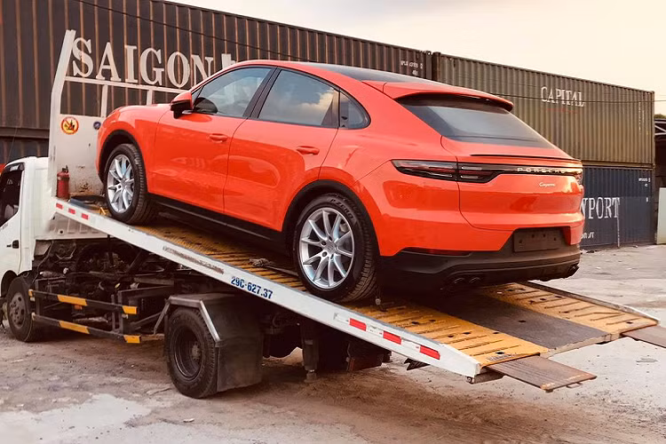 Sau 7 tháng chính thức ra mắt công chúng trên toàn thế giới, mẫu SUV lai Coupe hàng hot của xứ Stuttgart đã có mặt tại "Dải đất hình chữ S" và đè nặng sức ép lên các đối thủ vốn được coi là "chiếu dưới" như Audi Q8 hay BMW X6. Hiện tại, Porsche Cayenne Coupe 2020 đang được Porsche Việt Nam phân phố chính hãng với 2 phiên bản tiêu chuẩn và Turbo, đi kèm với đó là mức giá tương ứng 4,95 tỷ đồng và 9,35 tỷ đồng.