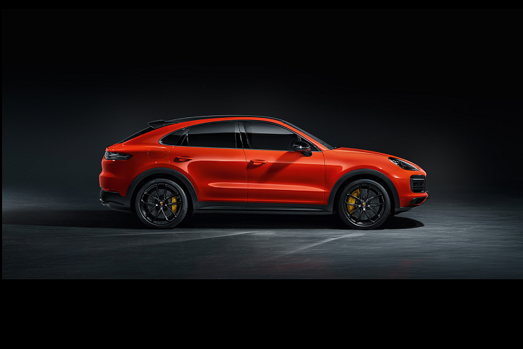 Bước vào bên trong khoang lái, thiết kế tổng thể của Cayenne Coupe không có sự thay đổi đáng kể so với phiên bản SUV thông thường. Trung tâm các ghế được bọc vải Pepita, kết hợp với các điểm nhấn bằng sợi carbon và Alcantara trong cabin tạo ra sự sang trọng và đẳng cấp vốn có của hãng xe xứ Stuttgart. Ở Cayenne Turbo Coupe, gói này cũng bao gồm hệ thống ống xả thể thao.
