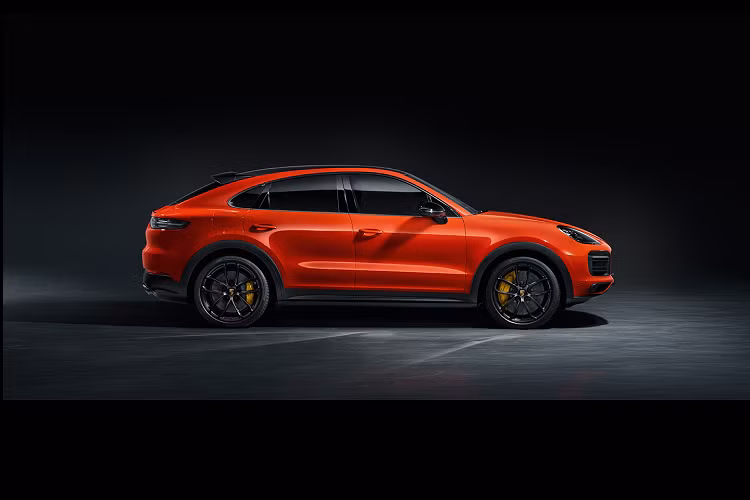 Bước vào bên trong khoang lái, thiết kế tổng thể của Cayenne Coupe không có sự thay đổi đáng kể so với phiên bản SUV thông thường. Trung tâm các ghế được bọc vải Pepita, kết hợp với các điểm nhấn bằng sợi carbon và Alcantara trong cabin tạo ra sự sang trọng và đẳng cấp vốn có của hãng xe xứ Stuttgart. Ở Cayenne Turbo Coupe, gói này cũng bao gồm hệ thống ống xả thể thao.