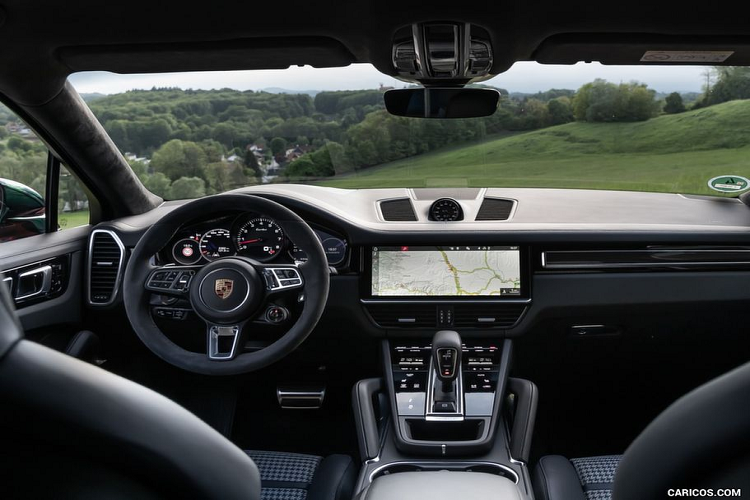 Ngoài ra, Porsche Cayenne Coupe còn có tùy chọn mái bằng sợi carbon, đây là trang bị độc quyền trên bản Coupe. Tùy chọn này là một trong ba tính năng ngoại thất của gói thể thao trọng lượng nhẹ, hai tính năng còn lại là trang trí Sport Design và mâm xe GT Design 22 inch mới, nhẹ.