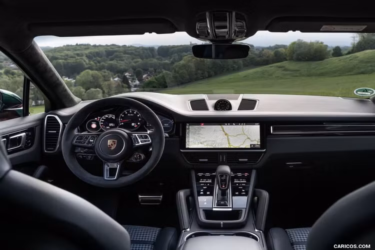 Ngoài ra, Porsche Cayenne Coupe còn có tùy chọn mái bằng sợi carbon, đây là trang bị độc quyền trên bản Coupe. Tùy chọn này là một trong ba tính năng ngoại thất của gói thể thao trọng lượng nhẹ, hai tính năng còn lại là trang trí Sport Design và mâm xe GT Design 22 inch mới, nhẹ.