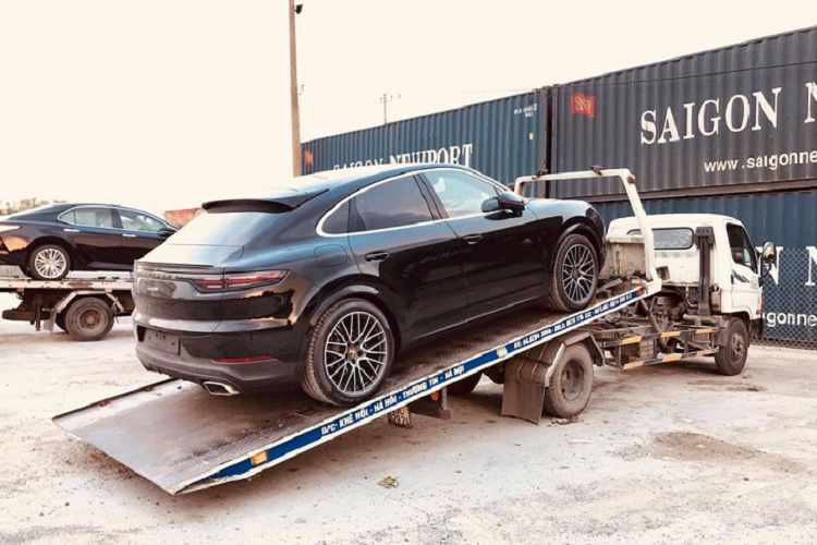 Porsche Cayenne Coupe chính thức được giới thiệu tới công chúng hồi tháng 3 vừa qua và nhanh chóng đã tạo nên cơn sốt trong làng SUV lai Coupe trên toàn thế giới. Porsche Việt Nam cho biết, mẫu SUV-Coupe thể thao mới của hãng sẽ có những trang bị tiêu chuẩn bao gồm mâm xe hợp kim kích thước 20 inch, hệ thống hỗ trợ đỗ xe trước và sau, hệ thống trợ lực lái cảm biến theo tốc độ, hệ thống treo chủ động và đặc biệt là gói kích hoạt thể thao Sport Chrono.