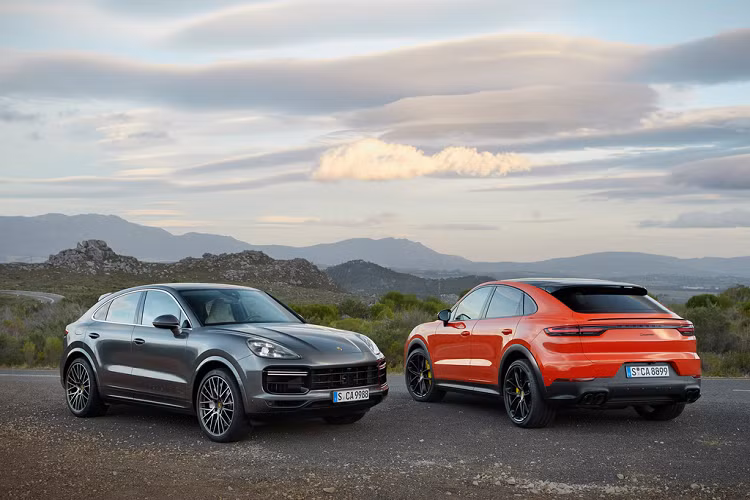 Porsche Cayenne Coupe sở hữu kính chắn gió trước và cột A bớt dốc hơn so với phiên bản thường, trong khi đó nóc xe thấp hơn khoảng 19,8 mm. Các tính năng ngoại thất nổi bật khác của Cayenne Coupe gồm có cửa hậu tinh chỉnh, các tấm 3/4 của thân xe cũng được làm lại, khung biển số được tích hợp vào cản, cánh lướt gió chủ động phía sau được nâng thêm 134,6 mm ở tốc độ 90 km/h trở lên.