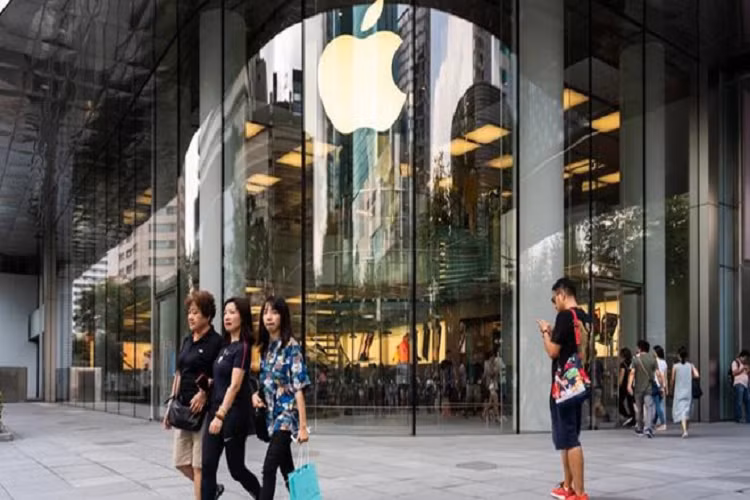 Nhan vien Facebook, Google dinh cong ngay iPhone 11 mo ban