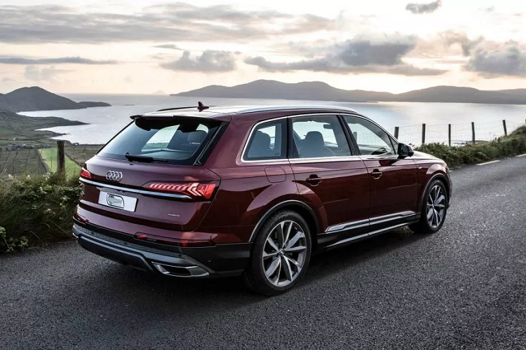 Đuôi xe cũng được tinh chỉnh lại. Những điểm mới của mẫu SUV hạng sang Audi Q7 bao gồm cụm đèn hậu được thiết kế lại sắc sảo hơn và nối liền mạch với nhau bằng một dải chrome tinh tế, một phong cách quen thuộc có thể tìm thấy trên dòng sedan flagship A8. Đi cùng là bộ mâm 5 chấu kép 19 inch mới, làm nổi bật vóc dáng cho "anh cả" nhà Q-Series.