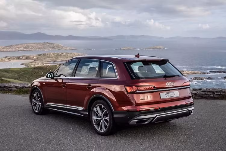 Tất cả phiên bản Q7 đều sử dụng chung hộp số tự động 8 cấp Tiptronic và hệ dẫn động bốn bánh toàn thời gian Quattro phân bố mô-men xoắn linh hoạt theo từng điều kiện hoạt động. Điều đặc biệt, hãng Audi cho biết động cơ Q7 áp dụng công nghệ mild-hybrid có thể giảm mức tiêu thụ nhiên liệu tới 0,7 lít/ 100 km.