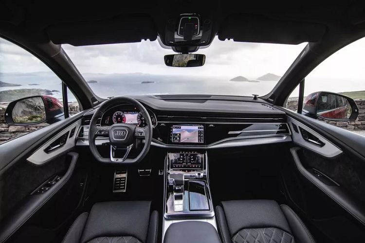 Nội thất Audi Q7 có hai tùy chọn 05 và 07 chỗ. So với Q7 trước đó, chiều dài tổng thể của xe đã tăng thêm 11mm đạt 5.063 mm. Xe cũng sở hữu khoang hành lý khoảng 865L và có thể mở rộng lên đến 2.050L khi gập phẳng hai hàng ghế phía sau, cốp sau đóng mở điện là trang bị tiêu chuẩn và tính năng đá cốp là một tùy chọn đi kèm.