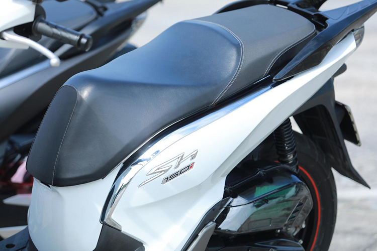 Hông xe là phần dễ nhận biết sự khác biệt giữa 2 mẫu xe. Sau khi thay thế, chủ xe có thể để nguyên tem 150i, hoặc thay bằng tem của xe ga Honda 300i cho giống với mẫu SH 300i nguyên bản.