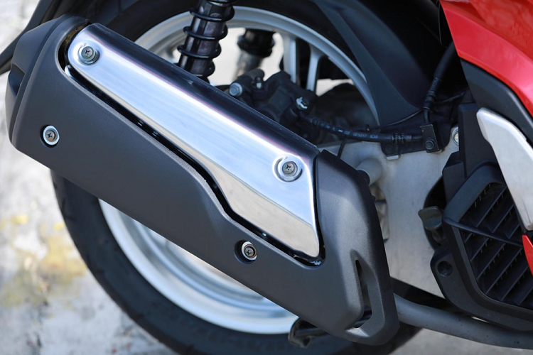 Ốp ống xả nguyên bản cũng được thay thế bằng ốp cỡ lớn của SH 300i. Trước đây, khá nhiều người đã mua riêng bộ ốp ống xả này để tăng vẻ hầm hố cho xe. Song nếu kết hợp với bộ thân vỏ lớn thì ốp ống xả này mới hài hòa, không bị quá to như khi so với bộ vỏ nguyên bản của SH 125/150i.