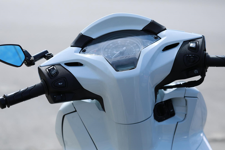 Cũng giống như độ SH Việt thành SH nhập trước đây, khi độ lên phiên bản SH 300i, phần đồng hồ của xe được giữ nguyên, chỉ thay đổi phần ốp nhựa ở bên ngoài. Nếu chỉ nhìn thoáng qua, người đi đường sẽ khó nhận biết được đây là một chiếc xe độ.