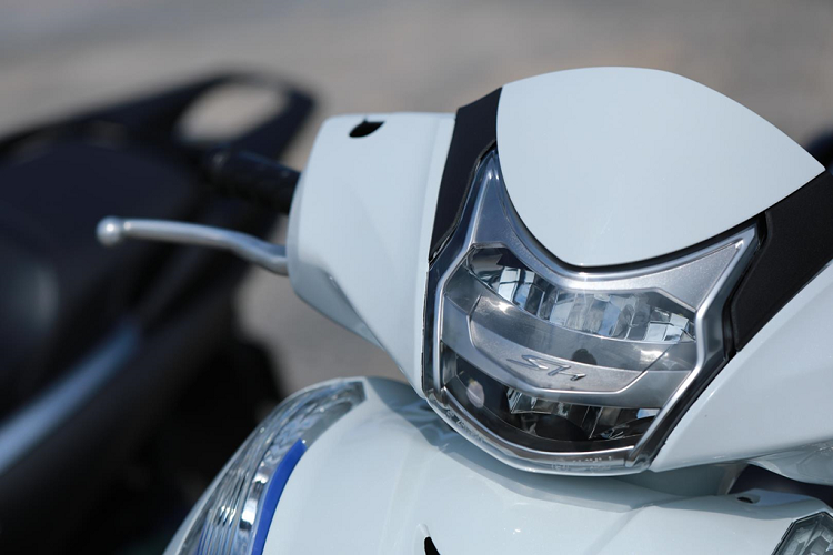 Đầu đèn LED 2 tầng của SH được giữ nguyên bản, thay thế bằng phần đầu đèn, ốp đầu của SH 300i vốn to lớn và dễ nhận biết hơn.