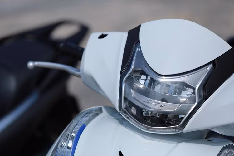 Đầu đèn LED 2 tầng của SH được giữ nguyên bản, thay thế bằng phần đầu đèn, ốp đầu của SH 300i vốn to lớn và dễ nhận biết hơn.