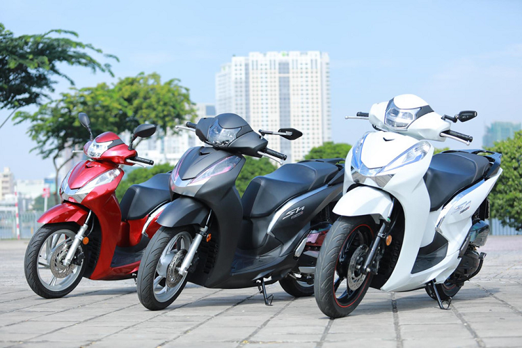 Chủ nhân của những chiếc Honda SH cỡ nhỏ hoàn toàn có thể thay thế hoàn toàn dàn vỏ ngoài, đầu đèn, tay dắt... để biến chiếc xe của mình thành một chiếc SH 300i gần giống nguyên bản. Hiện có 3 màu vỏ độ gồm trắng, đen mờ và đỏ đun.