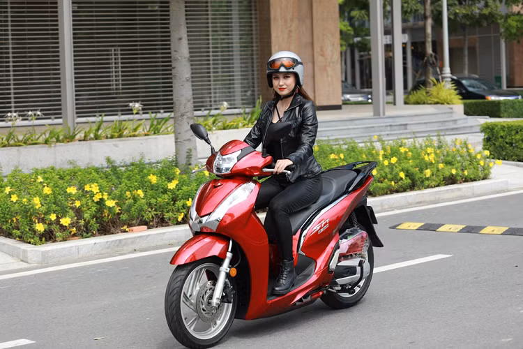 SH 300i với ngoại hình to lớn thường thu hút sự chú ý khi di chuyển trên đường. Với chi phí không quá cao, việc thay thế bộ vỏ khiến chiếc SH 125/150i trở nên hiện đại, bắt mắt hơn và "đắt tiền" hơn.