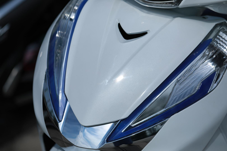 Phần mặt nạ phía trước với các chi tiết mạ crom cùng đèn xi nhan lớn hơn, sắc nhọn hơn cũng được thay thế.