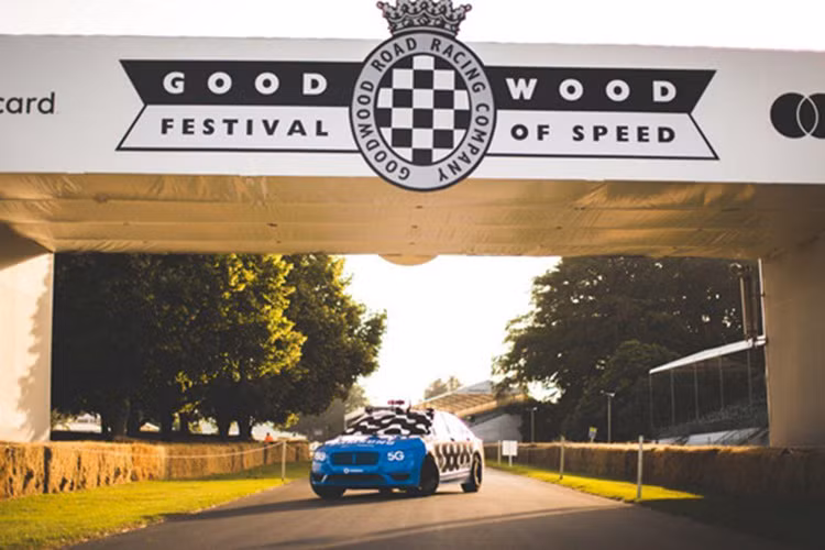 Oto dieu khien tu xa qua mang 5G xuat hien lan dau tren the gioi-Hinh-3