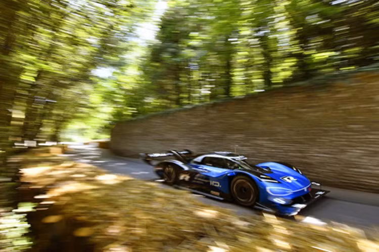 Oto dieu khien tu xa qua mang 5G xuat hien lan dau tren the gioi