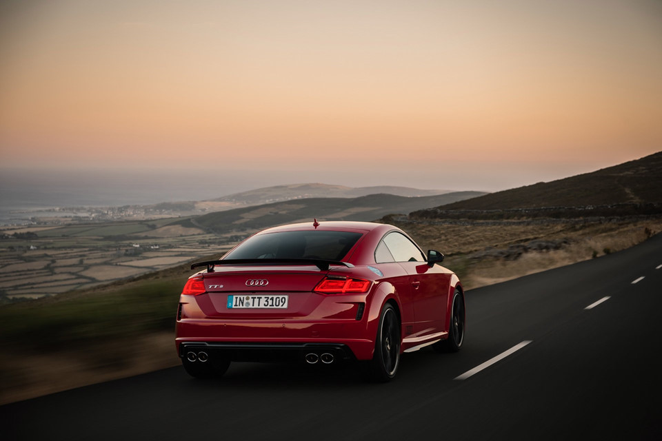 Audi TTS Competition vẫn sử dụng động cơ tăng áp TFSI 4 xy-lanh 2.0L, sản sinh công suất 302 mã lực và mô-men xoắn 400 Nm tại 2.000 vòng/phút. Chỉ có một lựa chọn duy nhất cho hộp số là hộp số ly hợp kép 7 cấp. TTS Coupe có thể tăng tốc 0-100 km/h trong 4,5 giây (4,8 giây đối với bản Roadster) và tốc độ tối đa được giới hạn điện tử ở 250 km/h.