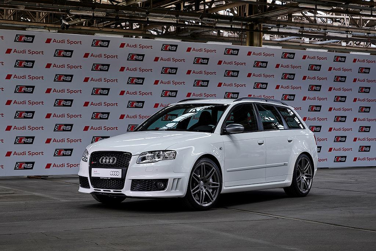 Phải tới khoảng 10 năm trở lại đây hãng mới quyết định sản xuất song song nhiều chiếc RS cùng một lúc - nhưng không phải bất kỳ thị trường nào cũng được phân phối chúng. Chính vì vậy kể từ năm 1994 tới nay, chỉ có đúng 25 chiếc xe mang logo RS từng được Audi tạo ra. 