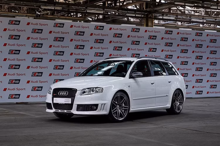 Phải tới khoảng 10 năm trở lại đây hãng mới quyết định sản xuất song song nhiều chiếc RS cùng một lúc - nhưng không phải bất kỳ thị trường nào cũng được phân phối chúng. Chính vì vậy kể từ năm 1994 tới nay, chỉ có đúng 25 chiếc xe mang logo RS từng được Audi tạo ra. 