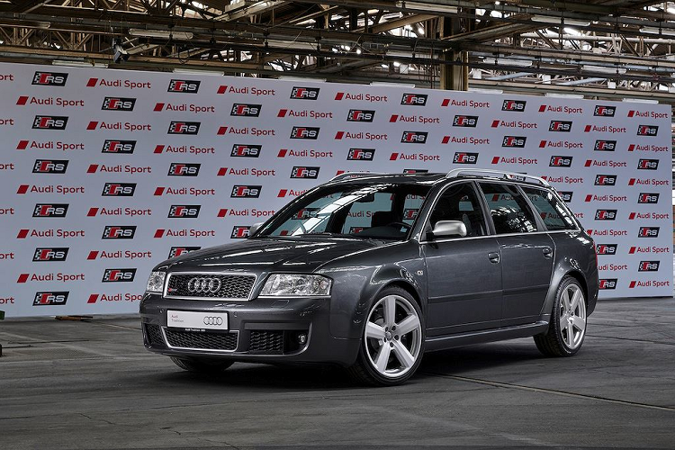 Những chiếc RS là phiên bản cao cấp nhất, thể thao nhất đối với mỗi dòng xe của Audi - cạnh tranh trực tiếp với những Mercedes-AMG hay BMW M. Tuy nhiên so với các đối thủ đồng hương này, RS "độc" hơn khi Audi từng chỉ có duy nhất một model mang logo này trong toàn bộ dòng sản phẩm của mình ở bất kỳ thời điểm nào. 