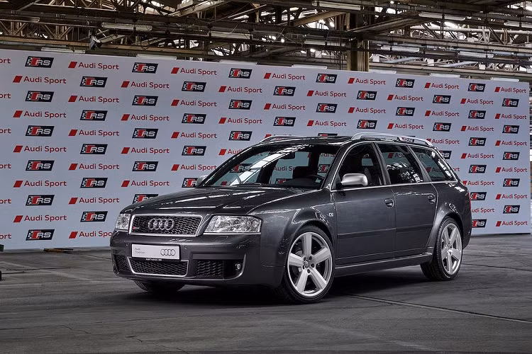 Những chiếc RS là phiên bản cao cấp nhất, thể thao nhất đối với mỗi dòng xe của Audi - cạnh tranh trực tiếp với những Mercedes-AMG hay BMW M. Tuy nhiên so với các đối thủ đồng hương này, RS "độc" hơn khi Audi từng chỉ có duy nhất một model mang logo này trong toàn bộ dòng sản phẩm của mình ở bất kỳ thời điểm nào. 