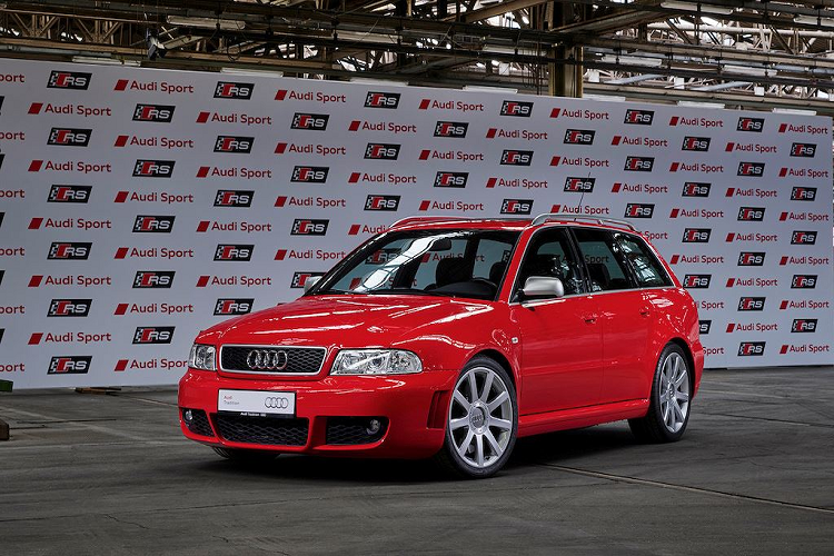 "Mỗi chiếc RS đều thể hiện đam mê tạo ra những mẫu xe hiệu năng cao của chúng tôi. Trong 25 năm, khách hàng của chúng tôi đã được trải nghiệm những chiếc RS với vai trò là những người bạn đồng hành xuất sắc trong cuộc sống hàng ngày, thể hiện cảm xúc thuần khiết và niềm vui tối đa sau tay lái". Ông Oliver Hoffman cho biết thêm.