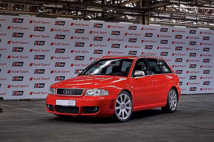 "Mỗi chiếc RS đều thể hiện đam mê tạo ra những mẫu xe hiệu năng cao của chúng tôi. Trong 25 năm, khách hàng của chúng tôi đã được trải nghiệm những chiếc RS với vai trò là những người bạn đồng hành xuất sắc trong cuộc sống hàng ngày, thể hiện cảm xúc thuần khiết và niềm vui tối đa sau tay lái". Ông Oliver Hoffman cho biết thêm.