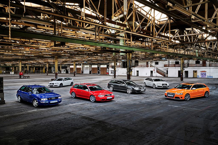 Cách đây 25 năm, chiếc xe thể thao Audi RS đầu tiên là RS 2 Avant đã được ra mắt, đánh dấu điểm khởi đầu của một trong những thương hiệu xe thể thao nổi tiếng nhất Thế giới. Được tạo ra bởi chi nhánh Audi Sport GmbH (trước đây là quattro GmbH), 2 chữ cái RS là viết tắt của từ Renn Sport trong tiếng Đức - nghĩa là xe thể thao đua. 