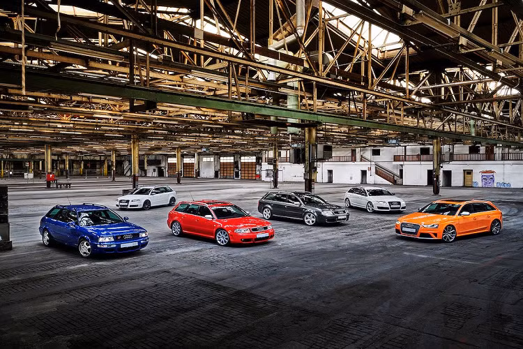 Cách đây 25 năm, chiếc xe thể thao Audi RS đầu tiên là RS 2 Avant đã được ra mắt, đánh dấu điểm khởi đầu của một trong những thương hiệu xe thể thao nổi tiếng nhất Thế giới. Được tạo ra bởi chi nhánh Audi Sport GmbH (trước đây là quattro GmbH), 2 chữ cái RS là viết tắt của từ Renn Sport trong tiếng Đức - nghĩa là xe thể thao đua. 