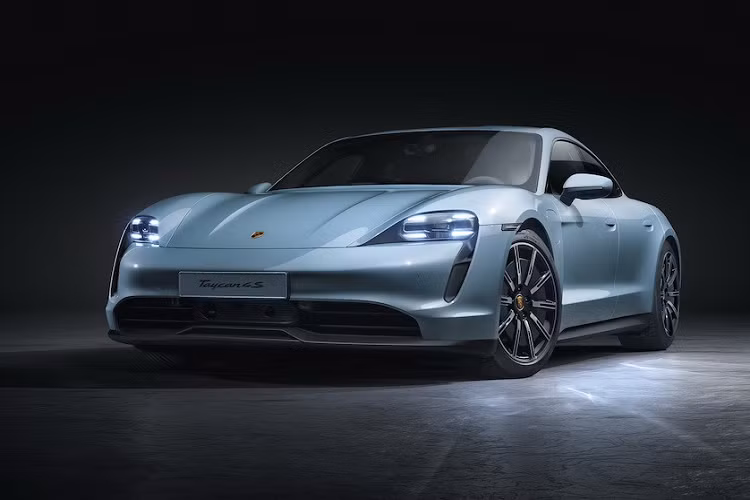 Cách đây 1 tháng khi Porsche Taycan chạy điện mới được ra mắt, 2 phiên bản duy nhất của chiếc xe là Turbo và Turbo S đều có mức giá khá đắt.