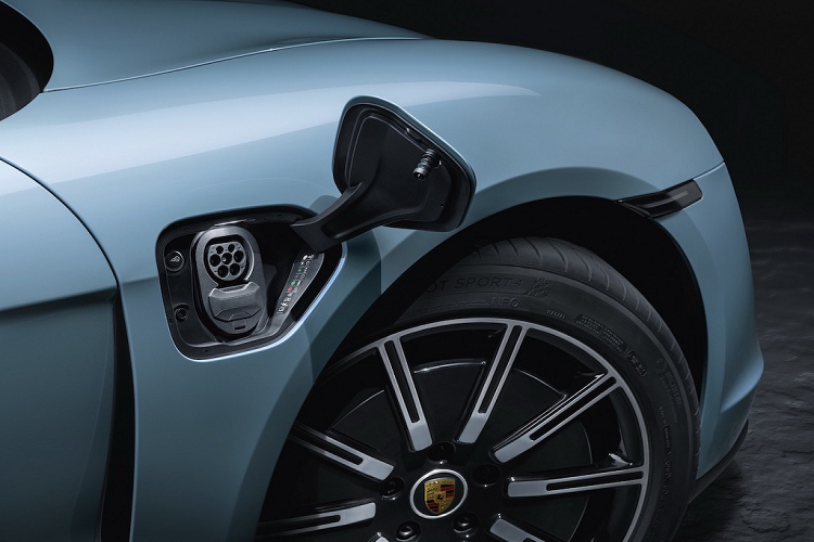 Ở bên ngoài, Taycan 4S có thể dễ dàng được phân biệt với những người anh em Turbo và Turbo S bởi mâm hợp kim 19 inch khí động học, heo phanh màu đỏ và viền bodykit màu đen.