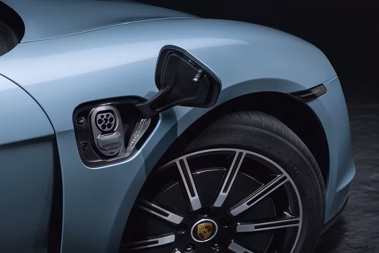 Ở bên ngoài, Taycan 4S có thể dễ dàng được phân biệt với những người anh em Turbo và Turbo S bởi mâm hợp kim 19 inch khí động học, heo phanh màu đỏ và viền bodykit màu đen.