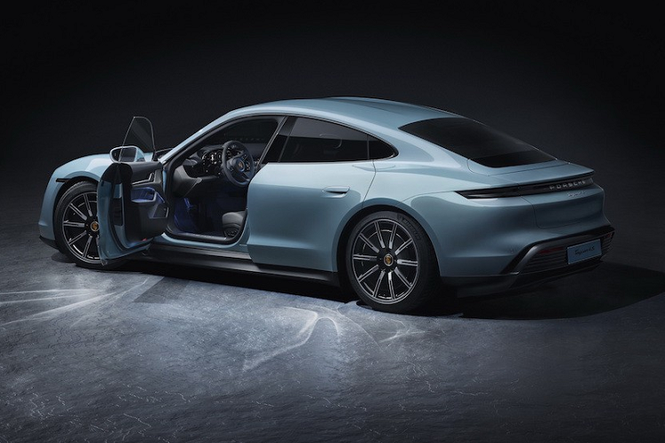 Ghế thoải mái phía trước với khả năng điều chỉnh điện 8 hướng và nội thất bọc da bán phần là trang bị tuỳ chọn.