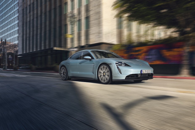 Tại Mỹ mức giá lần lượt cho Taycan 4S thường và với pin Performance Battery Plus là 103.800 và 110.380 USD. Như vậy chiếc xe sẽ có giá khởi điểm thấp hơn 49.510 USD so với Taycan Turbo cơ bản. Hiện tại Porsche đã bắt đầu mở đơn đặt hàng cho Taycan 4S để sẵn sàng giao xe tới tay những chủ nhân đầu tiên vào mùa xuân năm sau.