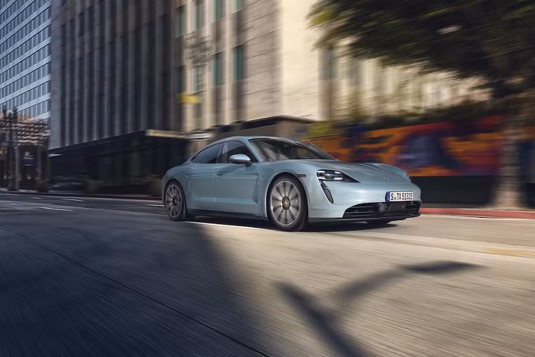 Tại Mỹ mức giá lần lượt cho Taycan 4S thường và với pin Performance Battery Plus là 103.800 và 110.380 USD. Như vậy chiếc xe sẽ có giá khởi điểm thấp hơn 49.510 USD so với Taycan Turbo cơ bản. Hiện tại Porsche đã bắt đầu mở đơn đặt hàng cho Taycan 4S để sẵn sàng giao xe tới tay những chủ nhân đầu tiên vào mùa xuân năm sau.