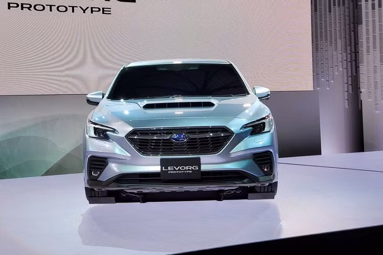 Mới đây, nguyên mẫu của mẫu xe thể thao Subaru Levorg đã bất ngờ xuất hiện với logo STI Sport và rất có thể sẽ đi kèm với một bộ kit ngoại thất dữ dằn và hầm hố hơn.
