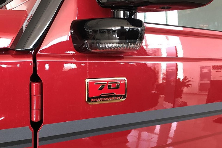Là phiên bản đặc biệt nên đương nhiên BAIC BJ80 70 Anniversary Edition sẽ đi kèm logo riêng ở nhiều khu vực như trên cửa hay lốp dự phòng.