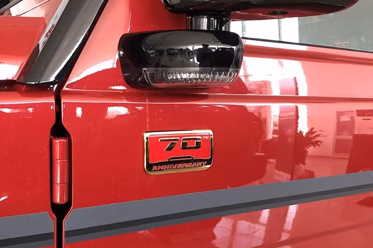 Là phiên bản đặc biệt nên đương nhiên BAIC BJ80 70 Anniversary Edition sẽ đi kèm logo riêng ở nhiều khu vực như trên cửa hay lốp dự phòng.