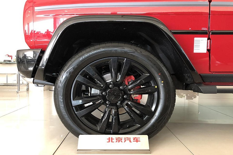 Về thiết kế, mẫu xe SUV BAIC BJ80 70 Anniversary Edition vẫn giữ hình dáng tổng thể như bản thường. Hãng BAIC chỉ bổ sung màu sơn ngoại thất mới cho mẫu xe này như dấu hiệu nhận biết cho phiên bản đặc biệt mới. Theo đó, BAIC BJ80 70 Anniversary Edition được sơn màu đỏ phối nóc đen khá ấn tượng.