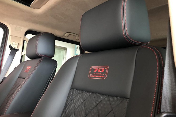 Cá chi tiết nội thất cũng dùng chất liệu bọc ghế khác biệt cho BJ80 70 Anniversary Edition. Những trang bị đáng chú ý khác của xe bao gồm cảm biến sau hỗ trợ lùi xe, camera lùi và sưởi hàng ghế thứ 2.