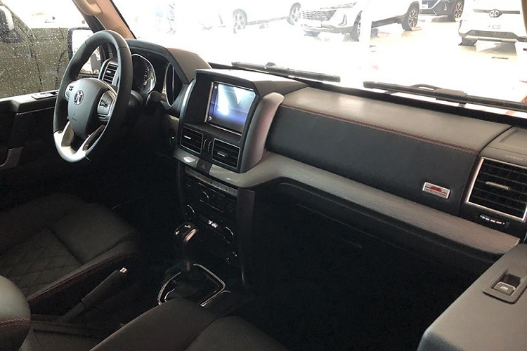 Đồng thời, xe còn được bổ sung nhiều chi tiết mạ crôm, tạo cảm giác sang trọng hơn bản thường. Bên trong BAIC BJ80 70 Anniversary Edition không có nhiều thay đổi so với bản thường. Hãng BAIC chỉ đưa logo của phiên bản đặc biệt lên mặt táp-lô...