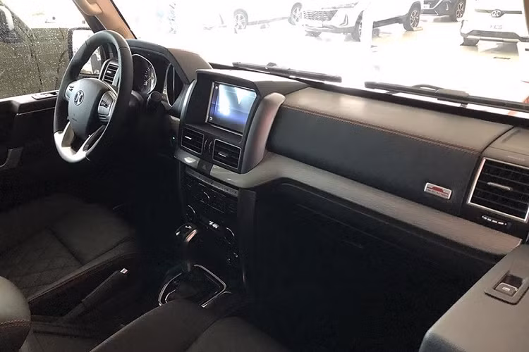 Đồng thời, xe còn được bổ sung nhiều chi tiết mạ crôm, tạo cảm giác sang trọng hơn bản thường. Bên trong BAIC BJ80 70 Anniversary Edition không có nhiều thay đổi so với bản thường. Hãng BAIC chỉ đưa logo của phiên bản đặc biệt lên mặt táp-lô...