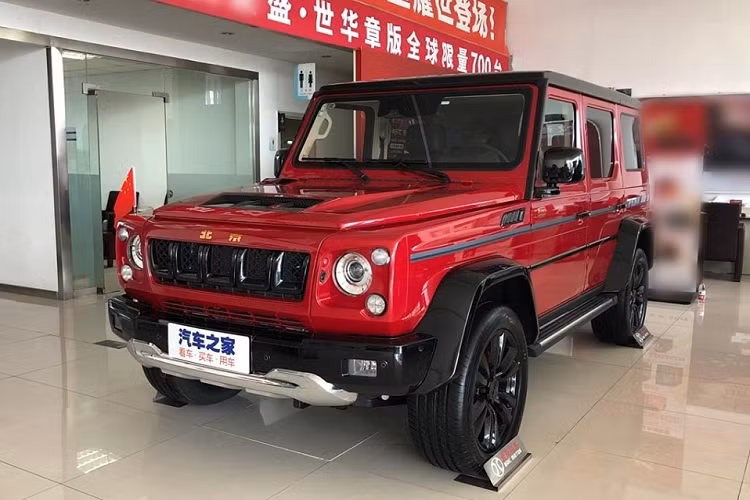 Nhân kỷ niệm Quốc khánh lần thứ 70 của Trung Quốc vào ngày 1/10 tới đây, hãng BAIC hay còn gọi là Beijing Auto đã tung ra phiên bản đặc biệt của một số mẫu xe nhái Mercedes-Benz G-Class. Ngoài BJ40, hãng BAIC còn giới thiệu cả phiên bản giới hạn số lượng của mẫu SUV BJ80 với tên gọi 70 Anniversary Edition.